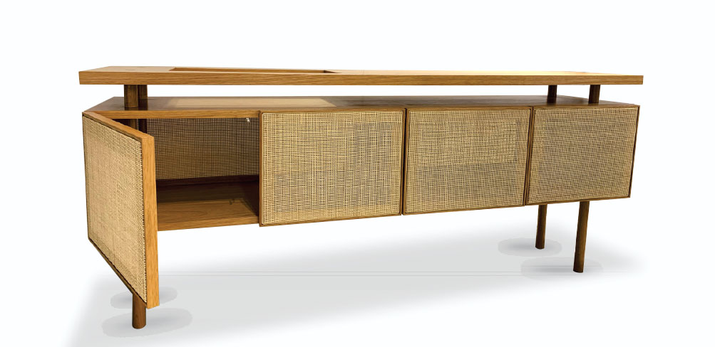 Aparador bar com estrutura em madeira com opções: Tauari, Ebanizado, Freijó ou Imbuia Palha cor Natural. Medidas em cm: 210 x 50 x 90H.